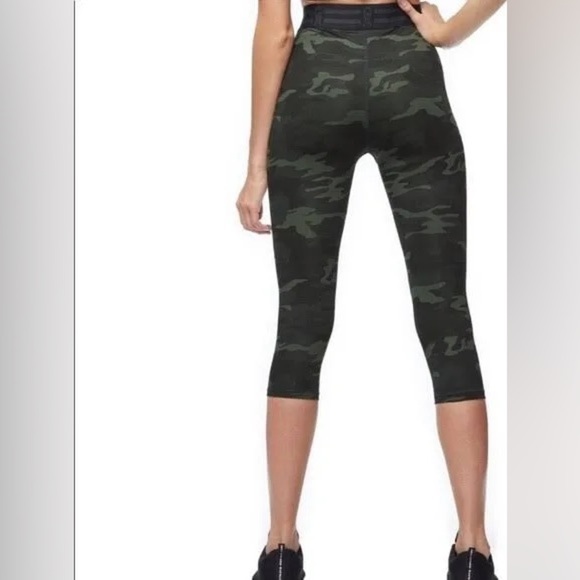 Good American Camo Performance Capri Leggings
Size 0 | Green Camo | NWOT - Picture 3 of 7